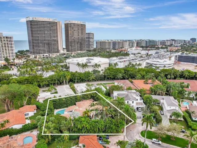 7-bedroom home for sale in Bal Harbour - 61 Camden Ct - MondialRealty