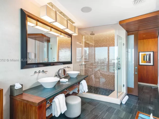 2-bedroom condo for rent in Bal Harbour - 10295 Collins Ave 121716 - MondialRealty