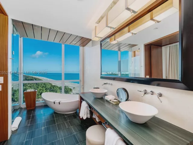 2-bedroom condo for rent in Bal Harbour - 10295 Collins Ave 121716 - MondialRealty