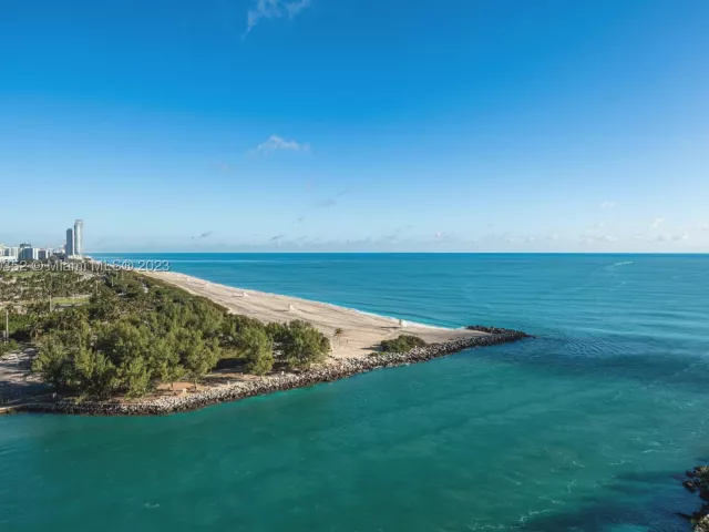 2-bedroom condo for rent in Bal Harbour - 10295 Collins Ave 121716 - MondialRealty