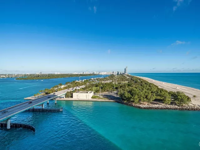2-bedroom condo for rent in Bal Harbour - 10295 Collins Ave 121716 - MondialRealty