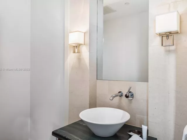 2-bedroom condo for rent in Bal Harbour - 10295 Collins Ave 121716 - MondialRealty