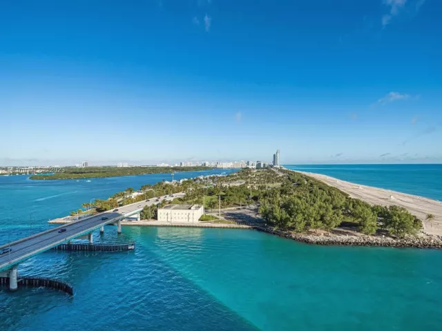 1-bedroom condo for rent in Bal Harbour - 10295 Collins Ave 1216 - MondialRealty