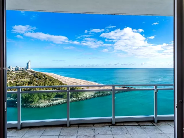 1-bedroom condo for rent in Bal Harbour - 10295 Collins Ave 1216 - MondialRealty