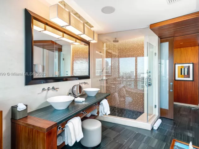 1-bedroom condo for rent in Bal Harbour - 10295 Collins Ave 1217 - MondialRealty