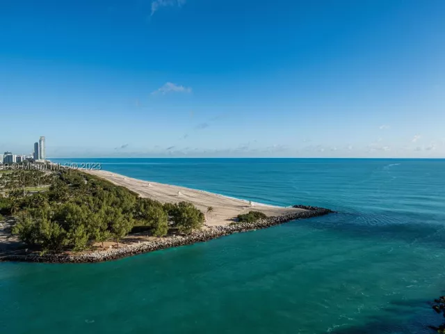1-bedroom condo for rent in Bal Harbour - 10295 Collins Ave 1217 - MondialRealty
