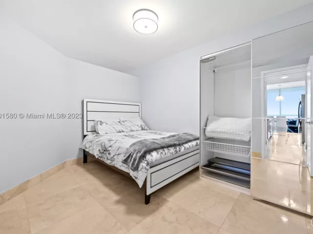 2-bedroom condo for rent in Miami Beach - 6365 Collins Ave 4106 - MondialRealty