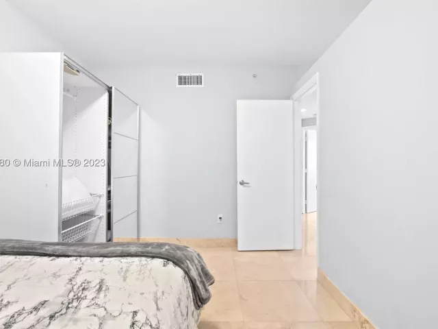 2-bedroom condo for rent in Miami Beach - 6365 Collins Ave 4106 - MondialRealty