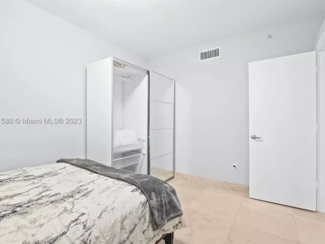 2-bedroom condo for rent in Miami Beach - 6365 Collins Ave 4106 - MondialRealty