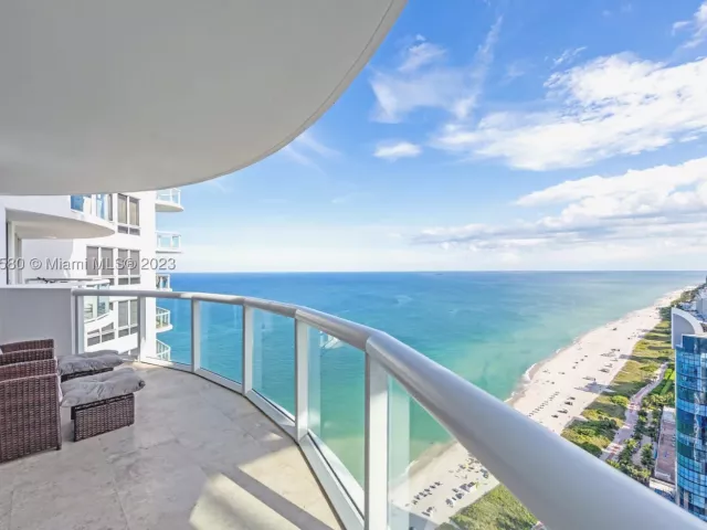2-bedroom condo for rent in Miami Beach - 6365 Collins Ave 4106 - MondialRealty