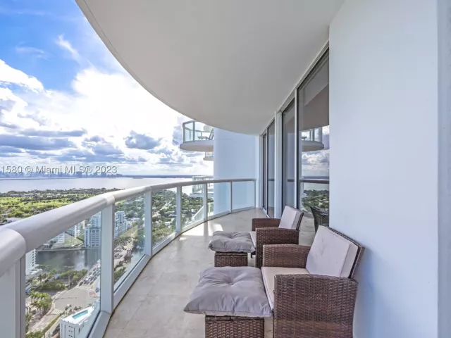 2-bedroom condo for rent in Miami Beach - 6365 Collins Ave 4106 - MondialRealty