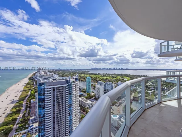 2-bedroom condo for rent in Miami Beach - 6365 Collins Ave 4106 - MondialRealty