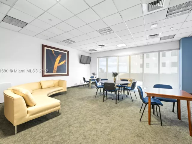 2-bedroom condo for rent in Miami Beach - 6365 Collins Ave 4106 - MondialRealty