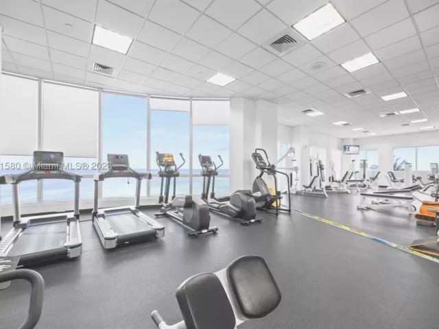 2-bedroom condo for rent in Miami Beach - 6365 Collins Ave 4106 - MondialRealty