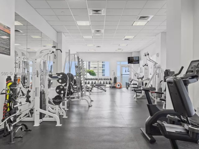 2-bedroom condo for rent in Miami Beach - 6365 Collins Ave 4106 - MondialRealty