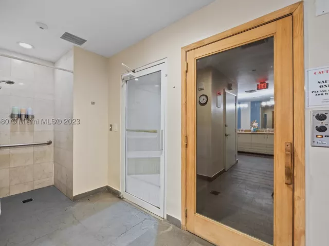 2-bedroom condo for rent in Miami Beach - 6365 Collins Ave 4106 - MondialRealty