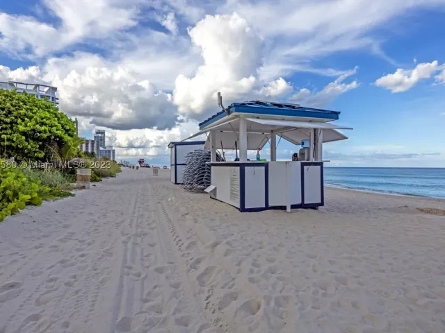 2-bedroom condo for rent in Miami Beach - 6365 Collins Ave 4106 - MondialRealty
