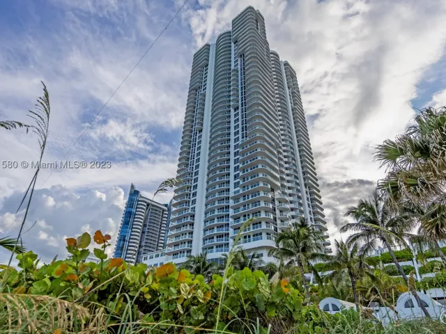 2-bedroom condo for rent in Miami Beach - 6365 Collins Ave 4106 - MondialRealty