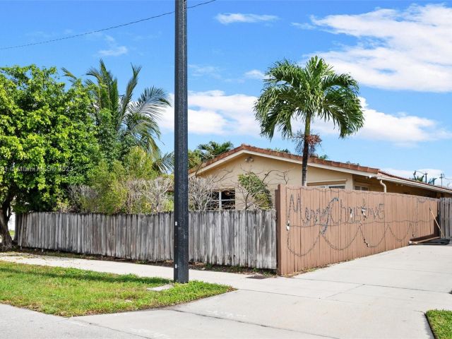 Home for sale at 1600 NE 39 Steert - photo 5033624