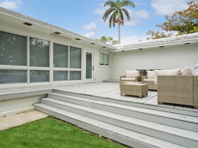 Home for sale at 819 Hollywood Blvd - photo 4780188