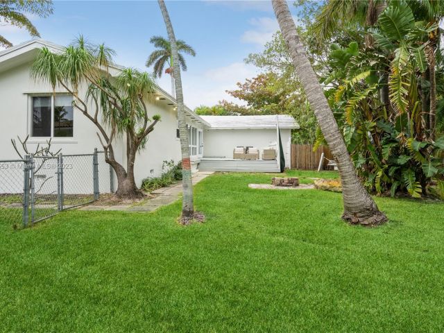 Home for sale at 819 Hollywood Blvd - photo 4780190