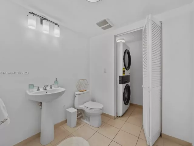 1-bedroom condo for rent in Sunny Isles Beach - 16699 Collins Ave 1710 - MondialRealty