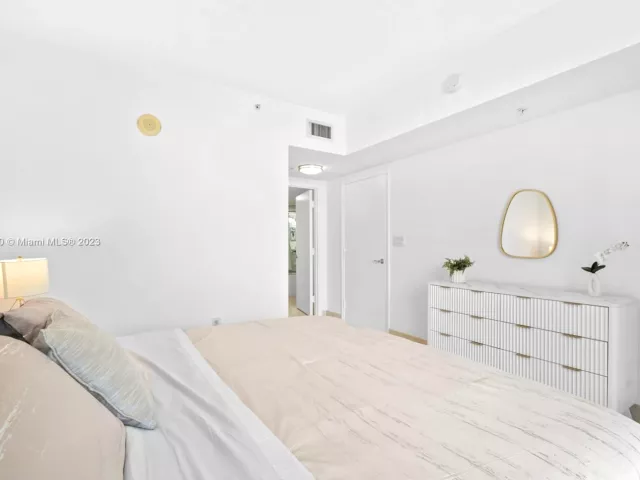 1-bedroom condo for rent in Sunny Isles Beach - 16699 Collins Ave 1710 - MondialRealty