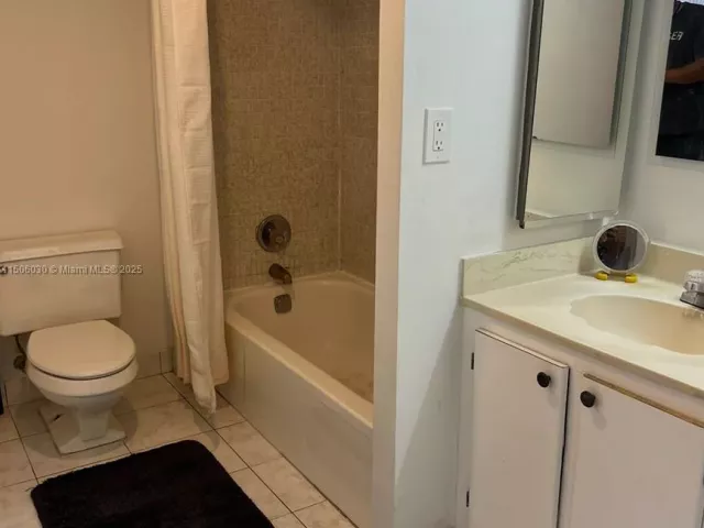 2-bedroom condo for sale in Sunny Isles Beach - 290 174th St 702 - MondialRealty