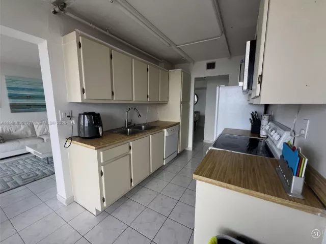 2-bedroom condo for sale in Sunny Isles Beach - 290 174th St 702 - MondialRealty