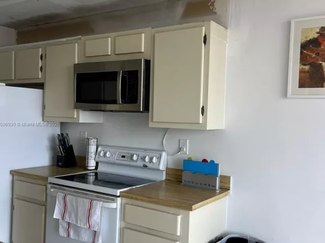 2-bedroom condo for sale in Sunny Isles Beach - 290 174th St 702 - MondialRealty