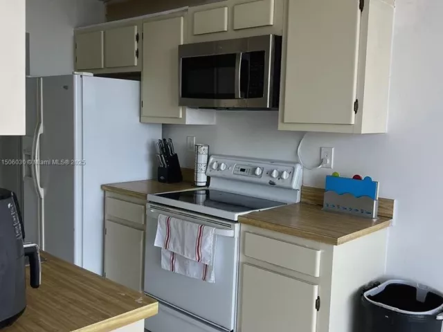 2-bedroom condo for sale in Sunny Isles Beach - 290 174th St 702 - MondialRealty