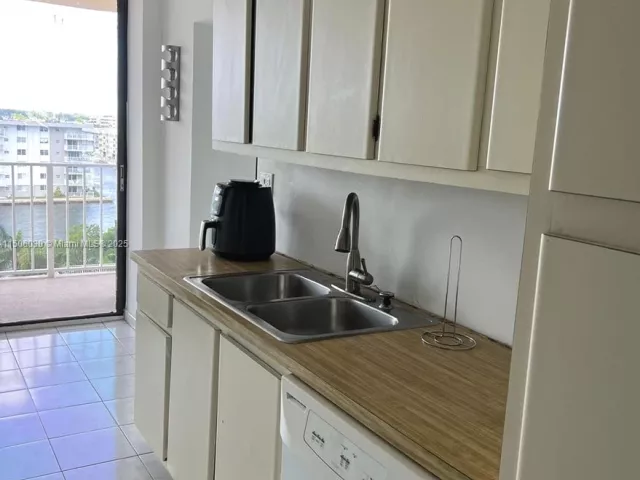 2-bedroom condo for sale in Sunny Isles Beach - 290 174th St 702 - MondialRealty