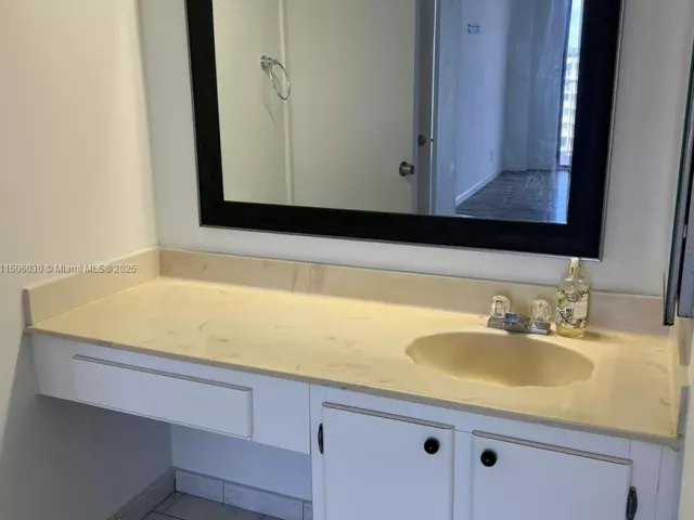 2-bedroom condo for sale in Sunny Isles Beach - 290 174th St 702 - MondialRealty