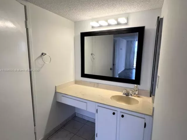 2-bedroom condo for sale in Sunny Isles Beach - 290 174th St 702 - MondialRealty