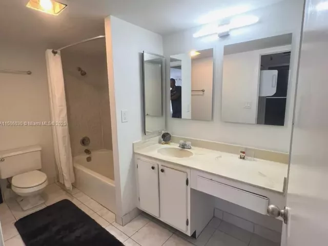 2-bedroom condo for sale in Sunny Isles Beach - 290 174th St 702 - MondialRealty