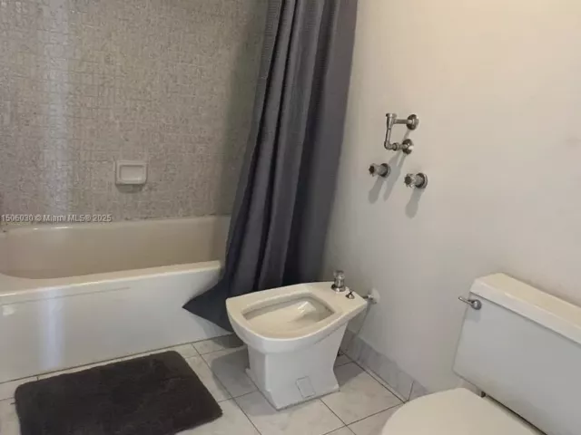 2-bedroom condo for sale in Sunny Isles Beach - 290 174th St 702 - MondialRealty