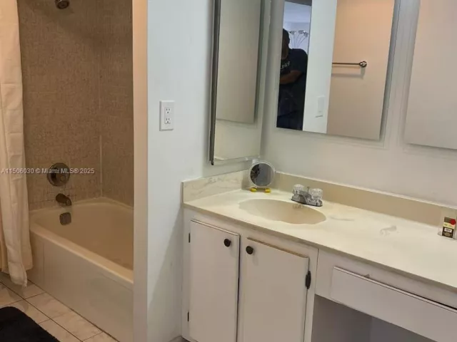 2-bedroom condo for sale in Sunny Isles Beach - 290 174th St 702 - MondialRealty