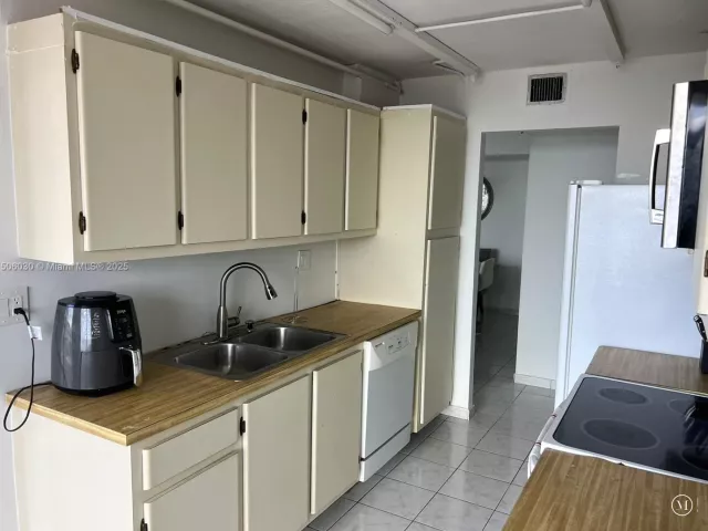 2-bedroom condo for sale in Sunny Isles Beach - 290 174th St 702 - MondialRealty