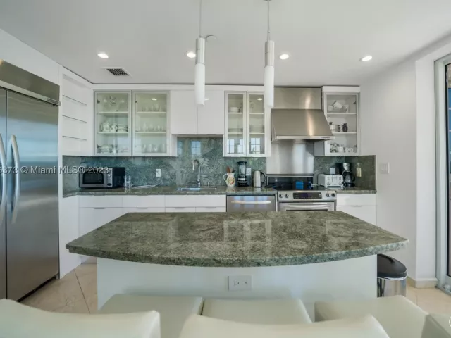 3-bedroom condo for rent in Miami Beach -  - MondialRealty