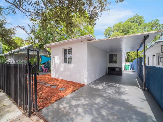 Home for sale at 4221 NW 5th Ave - photo 4834523