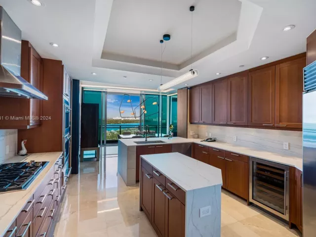 3-bedroom condo for rent in Bal Harbour - 10295 E Collins Ave 1509 - MondialRealty