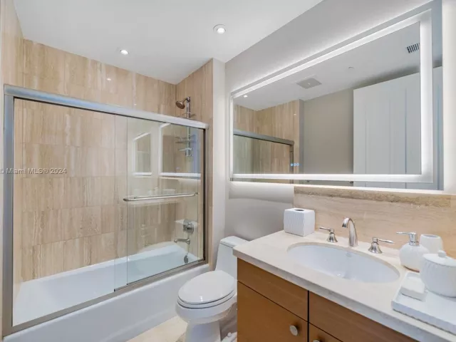 3-bedroom condo for rent in Bal Harbour - 10295 E Collins Ave 1509 - MondialRealty