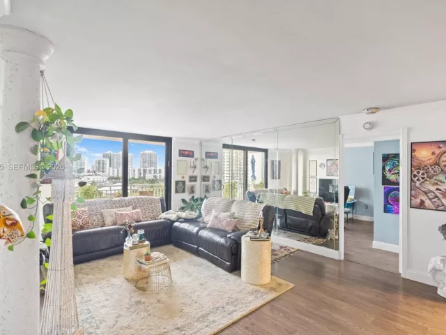 3-bedroom condo for sale in Sunny Isles Beach - 210 174th St 805 - MondialRealty