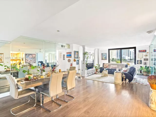 3-bedroom condo for sale in Sunny Isles Beach - 210 174th St 805 - MondialRealty