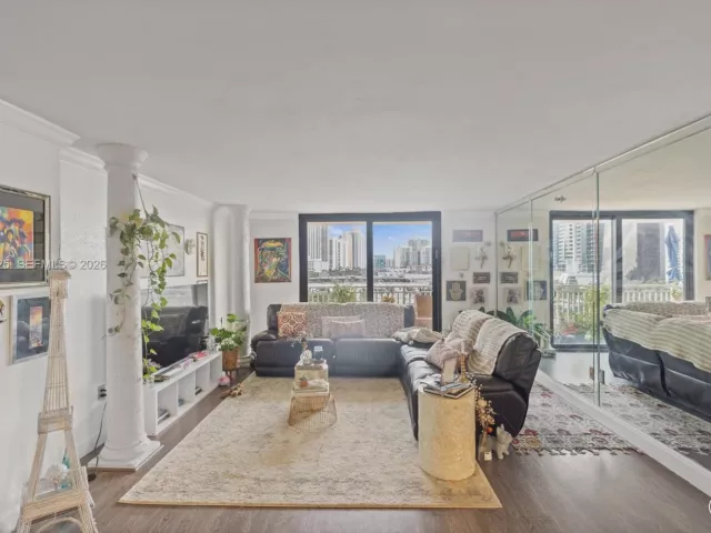 3-bedroom condo for sale in Sunny Isles Beach - 210 174th St 805 - MondialRealty