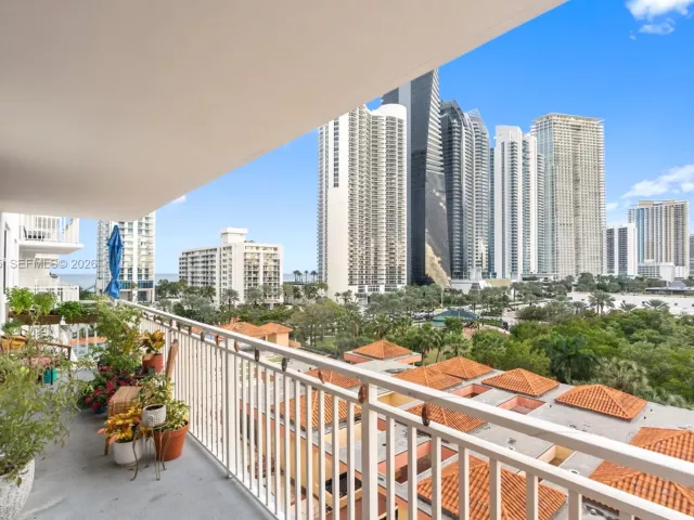 3-bedroom condo for sale in Sunny Isles Beach - 210 174th St 805 - MondialRealty