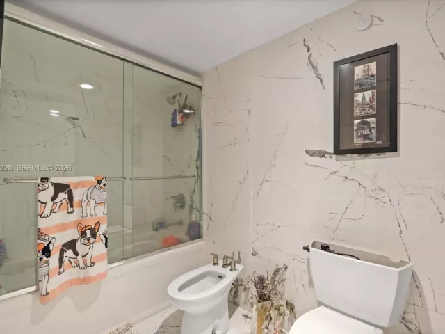 3-bedroom condo for sale in Sunny Isles Beach - 210 174th St 805 - MondialRealty