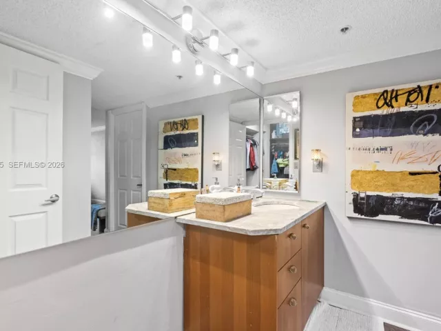 3-bedroom condo for sale in Sunny Isles Beach - 210 174th St 805 - MondialRealty