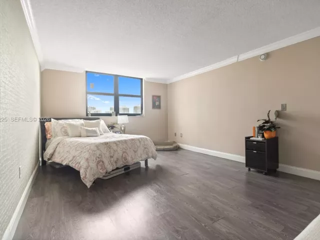 3-bedroom condo for sale in Sunny Isles Beach - 210 174th St 805 - MondialRealty