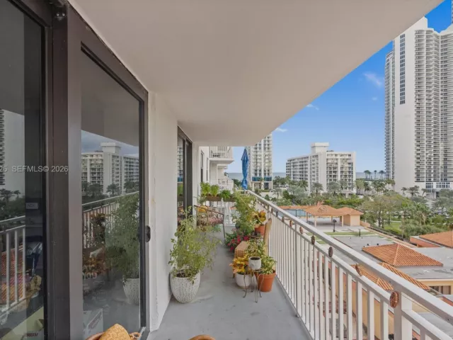 3-bedroom condo for sale in Sunny Isles Beach - 210 174th St 805 - MondialRealty